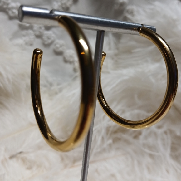 18k Hoop Earrings - Picture 5 of 7